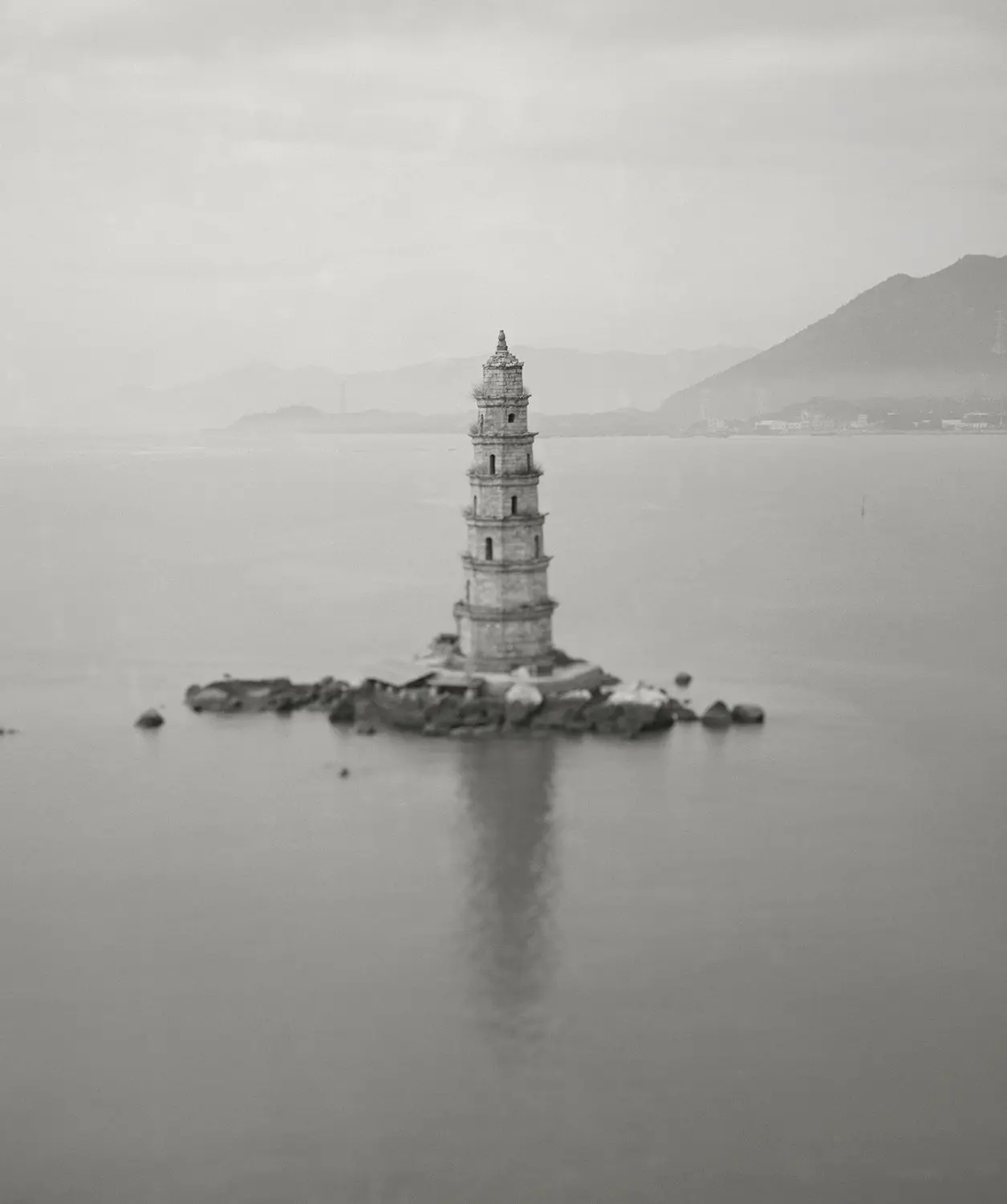 林舒，《石笋屿石矾塔（清）》，选自“塔”系列，2023，艺术微喷，图片由艺术家提供